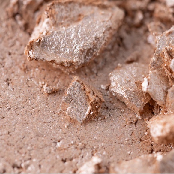 New! Ofra Shimmering Baked Highlighter in The Hills - Picture 5 of 7